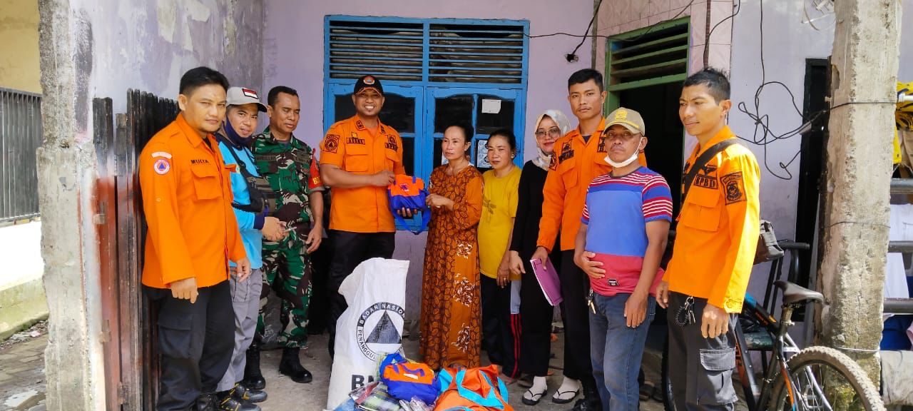 BPBD Makassar Serahkan Bantuan Logistik Kepada Korban Kebakaran Biringromang